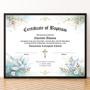 Op de afbeelding: Een ingelijste doopakte met een zwarte rand. Het certificaat bevat de naam "Charlotte Thomas" en de tekst "Immaculate Conception Church". Decoratieve elementen zijn duiven, bloemaccenten en een gouden kruis. De achtergrond heeft een aquareleffect.