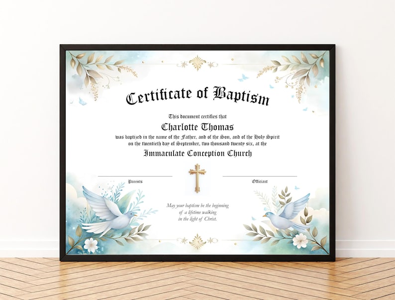Op de afbeelding: Een ingelijste doopakte met een zwarte rand. Het certificaat bevat de naam "Charlotte Thomas" en de tekst "Immaculate Conception Church". Decoratieve elementen zijn duiven, bloemaccenten en een gouden kruis. De achtergrond heeft een aquareleffect.