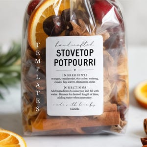 Puede incluir: Una bolsa transparente llena de ingredientes para popurrí para estufa, que incluye rodajas de naranja, palitos de canela y anís estrellado. Una etiqueta blanca dice "handcrafted STOVETOP POTPOURRI" con detalles de ingredientes e instrucciones. La etiqueta está firmada "Isabella".