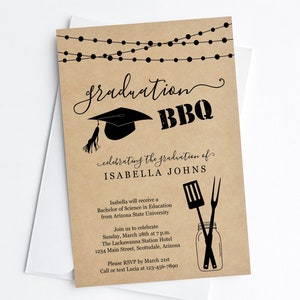 Pu&ograve; includere: Un invito a una festa di laurea su carta marrone con un cappello di laurea nero e un'icona di barbecue. Il testo recita "graduation BBQ celebrating the graduation of ISABELLA JOHNS".
