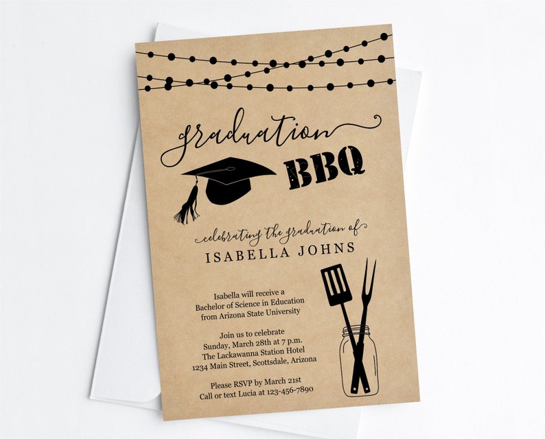 Pu&ograve; includere: Un invito a una festa di laurea su carta marrone con un cappello di laurea nero e un'icona di barbecue. Il testo recita "graduation BBQ celebrating the graduation of ISABELLA JOHNS".