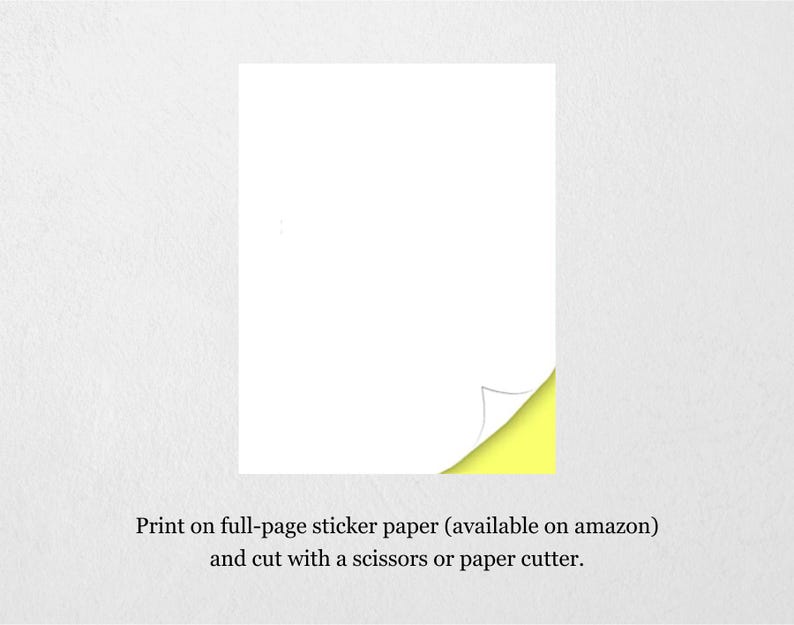 K&ouml;nnte beinhalten: Ein wei&szlig;es Blatt Papier mit einer umgeklappten gelben Ecke. Der Text auf dem Papier lautet "Drucken Sie auf Vollseiten-Stickerpapier (erh&auml;ltlich bei Amazon) und schneiden Sie es mit einer Schere oder einem Papierschneider aus."