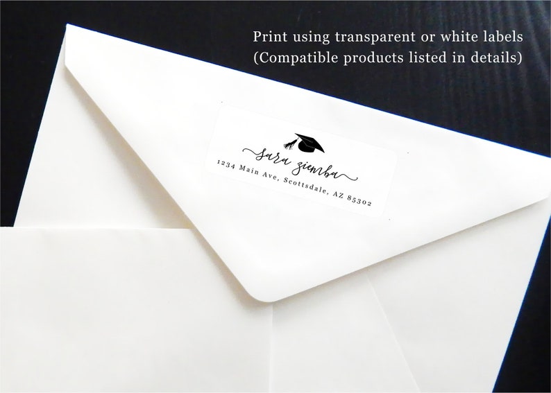Peut inclure: Une enveloppe blanche avec une &eacute;tiquette d'adresse de retour &agrave; th&egrave;me de graduation noir et blanc. L'&eacute;tiquette comprend le texte "Sara Siemba", "1234 Main Ave, Scottsdale, AZ 85302", et un graphique de chapeau de graduation.