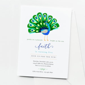 Puede incluir: Una invitación de cumpleaños para una niña llamada Faith que cumple cinco años, con una ilustración colorida de un pavo real con la cabeza azul y las plumas de la cola verdes y azules. El texto dice "bonita como un pavo real, brillante como el sol, Faith cumple cinco años, ¡Únete a la diversión!" con detalles sobre la fecha, la hora, el lugar y el código de vestimenta de la fiesta.