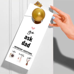 Puede incluir: Colgador de puerta blanco con el texto "go ask dad" y un coraz&oacute;n rosa. Debajo del texto, "IMPORTANT EXCEPTIONS" con tres iconos: una taza de caf&eacute;, una copa de champ&aacute;n y un ramo de flores.