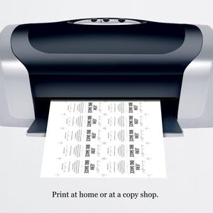 K&ouml;nnte beinhalten: Ein schwarz-silberner Drucker mit einem Blatt Papier, das aus ihm herauskommt. Das Papier zeigt ein schwarz-wei&szlig;es Design mit dem Text "JERK BBQ SAUCE", der mehrmals wiederholt wird. Der Text "Zu Hause oder in einem Kopierladen drucken." ist unter dem Drucker gedruckt.