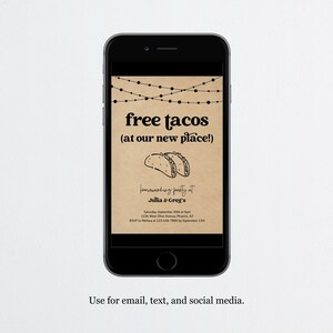 K&ouml;nnte beinhalten: Eine digitale Einladung auf einem Smartphone-Bildschirm mit braunem Hintergrund und Lichterketten. Der Text lautet "free tacos (at our new place!)" und "housewarming party at Julia & Greg's".
