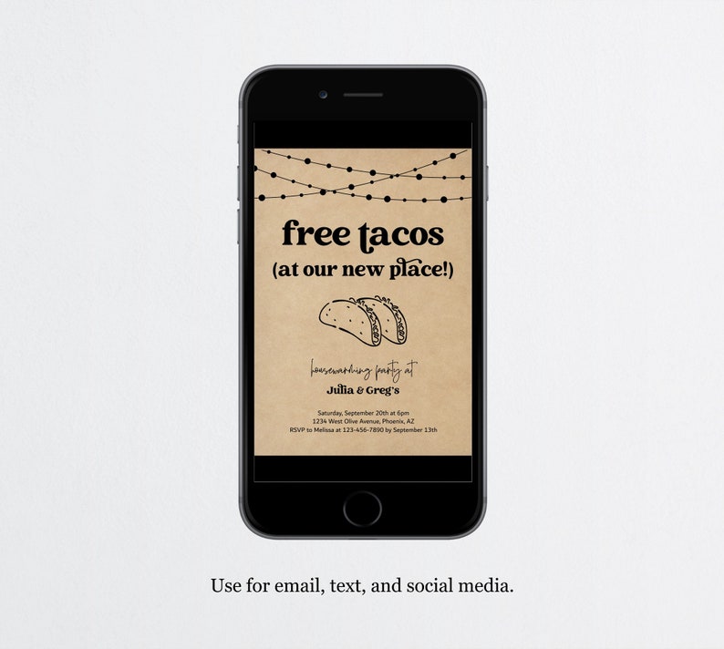 K&ouml;nnte beinhalten: Eine digitale Einladung auf einem Smartphone-Bildschirm mit braunem Hintergrund und Lichterketten. Der Text lautet "free tacos (at our new place!)" und "housewarming party at Julia & Greg's".