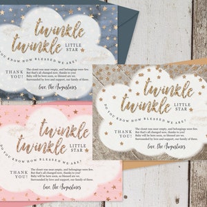 Op de afbeelding: Drie baby shower aankondigingskaarten met een gouden glitterwolk en sterren op een blauwe, roze en bruine achtergrond. De tekst op de kaarten luidt "Twinkle Twinkle Little Star, Do You Know How Blessed We Are?" en bevat een bericht over de nieuwe baby.