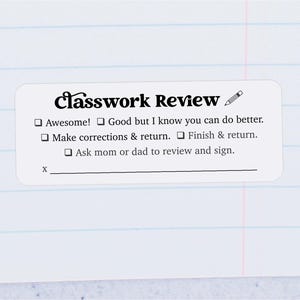 Può includere: Un adesivo bianco con testo nero che dice "Classwork Review" e un'icona di matita. L'adesivo ha quattro caselle di controllo con le seguenti opzioni: "Fantastico!", "Bene, ma so che puoi fare di meglio", "Apportare correzioni e restituire" e "Completare e restituire". L'ultima casella di controllo dice "Chiedi a mamma o papà di rivedere e firmare".