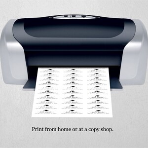 Peut inclure: Une imprimante noire et argent&eacute;e avec une feuille de papier sortant du bac. Le papier comporte plusieurs rang&eacute;es d'&eacute;tiquettes de f&ecirc;te de graduation noires et blanches qui disent "Just Graduated". Le texte sous l'imprimante dit "Imprimer &agrave; domicile ou dans un magasin de copie."