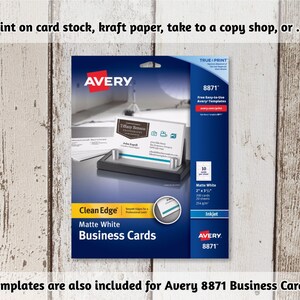 K&ouml;nnte beinhalten: Eine Packung Avery 8871 Mattwei&szlig;e Visitenkarten. Die Verpackung zeigt eine Nahaufnahme der Karten in einem Visitenkartenhalter. Die Verpackung ist blau und wei&szlig; und tr&auml;gt das Avery-Logo. Der Text auf der Verpackung lautet "Clean Edge", "Matte White Business Cards", "True Print", "Free Easy-to-Use Avery Templates", "10 Matte White Cards", "2" x 3 1/2", "200 Karten", "20 Bl&auml;tter", "254 g/m", "Inkjet", "Avery 8871".