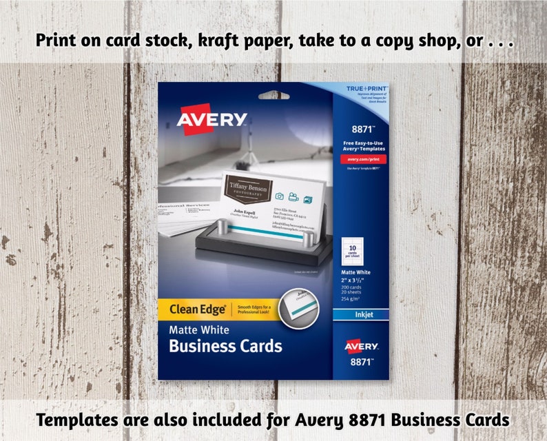 K&ouml;nnte beinhalten: Eine Packung Avery 8871 Mattwei&szlig;e Visitenkarten. Die Verpackung zeigt eine Nahaufnahme der Karten in einem Visitenkartenhalter. Die Verpackung ist blau und wei&szlig; und tr&auml;gt das Avery-Logo. Der Text auf der Verpackung lautet "Clean Edge", "Matte White Business Cards", "True Print", "Free Easy-to-Use Avery Templates", "10 Matte White Cards", "2" x 3 1/2", "200 Karten", "20 Bl&auml;tter", "254 g/m", "Inkjet", "Avery 8871".