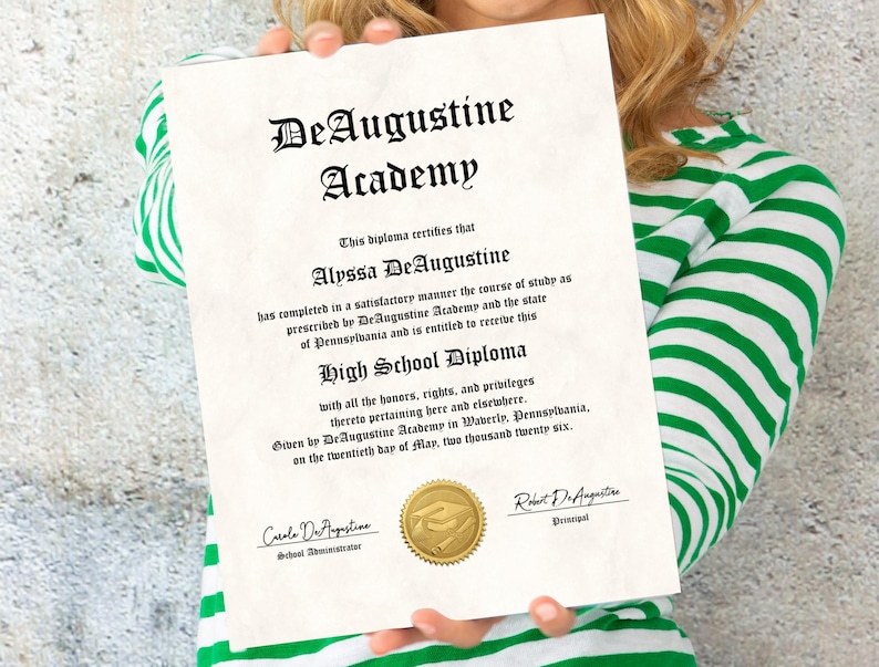 K&ouml;nnte beinhalten: Ein High-School-Diplom der DeAugustine Academy mit dem Namen Alyssa DeAugustine. Das Diplom ist auf gealtertem Papier mit einem goldenen Siegel und schwarzem Text. Die Person, die das Diplom h&auml;lt, tr&auml;gt ein gr&uuml;n-wei&szlig; gestreiftes Hemd.