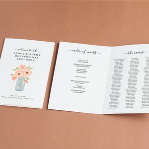 Könnte beinhalten: Programm zum Muttertags-Mittagessen der Avoca Academy mit einer Aquarell-Illustration eines Einmachglases gefüllt mit rosa Blumen. Das Programm beinhaltet die Reihenfolge der Ereignisse und eine Liste der Mütter, die am Mittagessen teilnehmen.