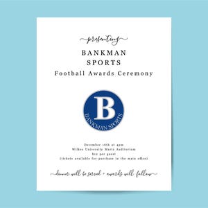 Könnte beinhalten: Eine weiße Ankündigungskarte mit blauem Text und einem blauen Kreislogo. Der Text lautet "presenting BANKMAN SPORTS Football Awards Ceremony". Das Logo ist ein blauer Kreis mit einem weißen "B" und den Worten "BANKMAN SPORTS" um den Kreis herum. Der Text unter dem Logo lautet "December 16th at 4pm Wilkes University Martz Auditorium 12€ pro Gast (Tickets sind im Hauptbüro erhältlich). Abendessen wird serviert + Preisverleihung folgt"