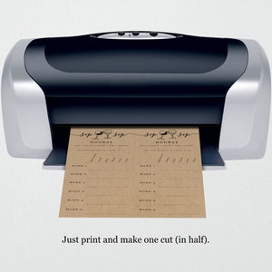 K&ouml;nnte beinhalten: Ein Drucker druckt eine braune Karte mit dem Text "Sip Sip Hooray Sip Sip" und einer Grafik von zwei Weingl&auml;sern. Die Karte hat Zeilen zum Eintragen der Namen von sechs verschiedenen Weinen.