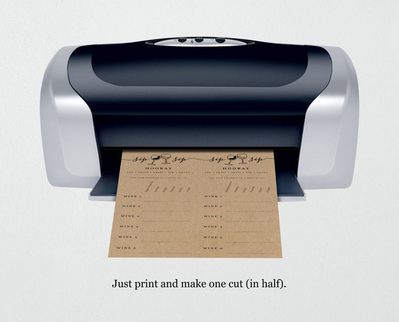K&ouml;nnte beinhalten: Ein Drucker druckt eine braune Karte mit dem Text "Sip Sip Hooray Sip Sip" und einer Grafik von zwei Weingl&auml;sern. Die Karte hat Zeilen zum Eintragen der Namen von sechs verschiedenen Weinen.