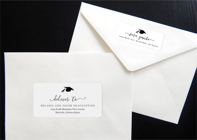 Peut inclure: Deux enveloppes blanches avec des autocollants de chapeau de graduation. L'enveloppe du haut porte le texte "Sara ziemba" et l'adresse "1834 Main Ave, Scottsdale, AZ 85202". L'enveloppe du bas porte le texte "deliver to" et l'adresse "MELISSA AND JACOB DEAUGUSTINE 1234 South Mountain View Avenue Maryvale, Arizona 85302".
