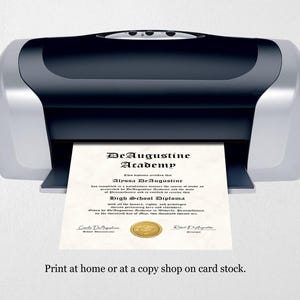 K&ouml;nnte beinhalten: Ein schwarz-silberner Drucker, der ein Diplom druckt. Das Diplom lautet "DeAugustine Academy" und "High School Diploma". Der Text unten im Bild lautet "Drucken Sie zu Hause oder in einem Copyshop auf Karton."