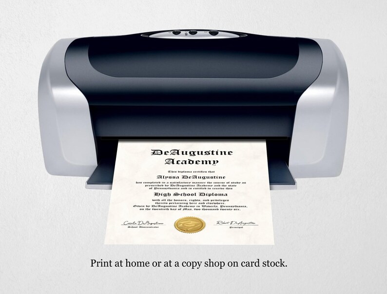 K&ouml;nnte beinhalten: Ein schwarz-silberner Drucker, der ein Diplom druckt. Das Diplom lautet "DeAugustine Academy" und "High School Diploma". Der Text unten im Bild lautet "Drucken Sie zu Hause oder in einem Copyshop auf Karton."