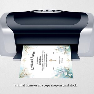 Op de afbeelding: Een zwarte en zilveren printer die een doopcertificaat afdrukt. Het certificaat bevat bloemen- en duifillustraties met de tekst "Certificate of Baptism". De tekst onderaan luidt "Print at home or at a copy shop on card stock."
