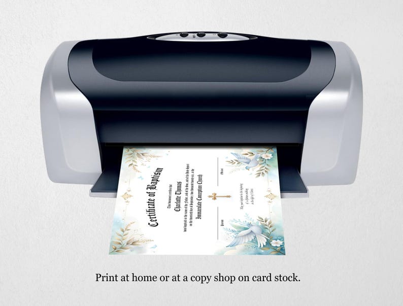 Op de afbeelding: Een zwarte en zilveren printer die een doopcertificaat afdrukt. Het certificaat bevat bloemen- en duifillustraties met de tekst "Certificate of Baptism". De tekst onderaan luidt "Print at home or at a copy shop on card stock."