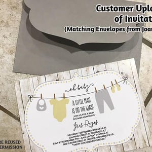 Op de afbeelding: Een baby shower uitnodiging met een witte achtergrond en een houten rand. De uitnodiging heeft een waslijn met een baby onesie, broek en slofjes die eraan hangen. De tekst op de uitnodiging luidt: "Oh baby, A little man is on the way!" en "Doe mee met ons voor een baby shower ter ere van Iris Reyes".