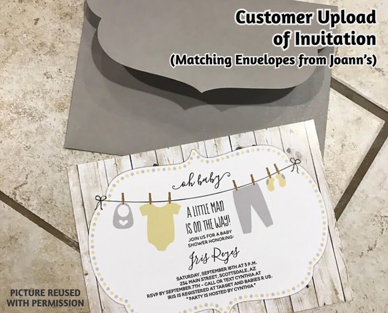 Op de afbeelding: Een baby shower uitnodiging met een witte achtergrond en een houten rand. De uitnodiging heeft een waslijn met een baby onesie, broek en slofjes die eraan hangen. De tekst op de uitnodiging luidt: "Oh baby, A little man is on the way!" en "Doe mee met ons voor een baby shower ter ere van Iris Reyes".