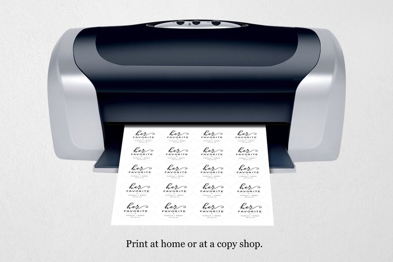 Op de afbeelding: Een zwart-zilveren printer met een vel papier dat eruit komt. Het papier heeft meerdere labels erop gedrukt die "haar favoriet" zeggen in een cursief schrift.