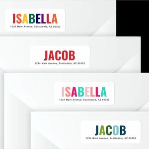 Może przedstawiać: Cztery kolorowe prostokątne etykiety zwrotne z nazwami "Isabella" i "Jacob" oraz adresem "1234 Main Avenue, Scottsdale, AZ 85302".