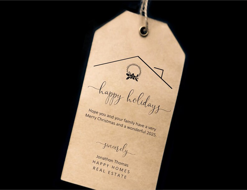 Puede incluir: Una etiqueta de regalo beige con un contorno de casa negro y las palabras "happy holidays" en cursiva. La etiqueta incluye un saludo festivo y el nombre "Jonathon Thomas" con "HAPPY HOMES REAL ESTATE" debajo.