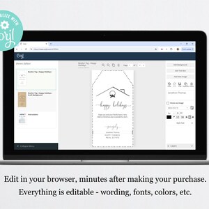 Puede incluir: Una pantalla de port&aacute;til muestra una plantilla de dise&ntilde;o de etiqueta navide&ntilde;a. La etiqueta presenta un gr&aacute;fico de casa y las palabras "happy holidays". Tambi&eacute;n es visible el texto "Edit in your browser, minutes after making your purchase. Everything is editable - wording, fonts, colors, etc."