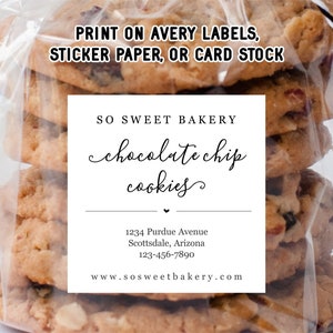 Könnte beinhalten: Ein weißes Etikett mit schwarzem Text, auf dem "SO SWEET BAKERY chocolate chip cookies" steht, mit der Adresse "1234 Purdue Avenue Scottsdale, Arizona 123-456-7890" und der Website "www.sosweetbakery.com". Das Etikett befindet sich vor einem Stapel Schokoladenkekse in einem durchsichtigen Plastikbeutel.
