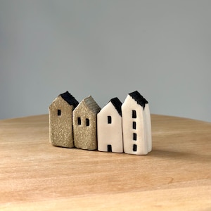 Zestaw ceramicznych mini domków: ręcznie robiona dekoracja kominka z ceramiki