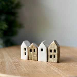 Keramik-Minihaus-Set: Handgefertigte Kamindekoration aus Keramik