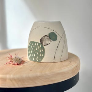 Handgemaakte keramische vaas: Mishima-inlegwerk, abstract kiezeldecor