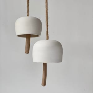 Keramische witte bel, hangende kerstkleibel met houten klep, aardewerk tuinbel, designertrend, wanddecoratie, housewarmingcadeau