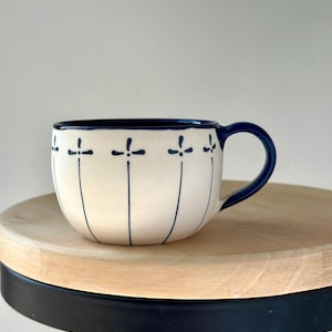 Taza de cerámica con flores delicadas, color azul índigo a rayas