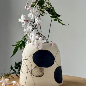 手作りの陶器の花瓶：三島象嵌、抽象的な小石模様 - Etsy 日本