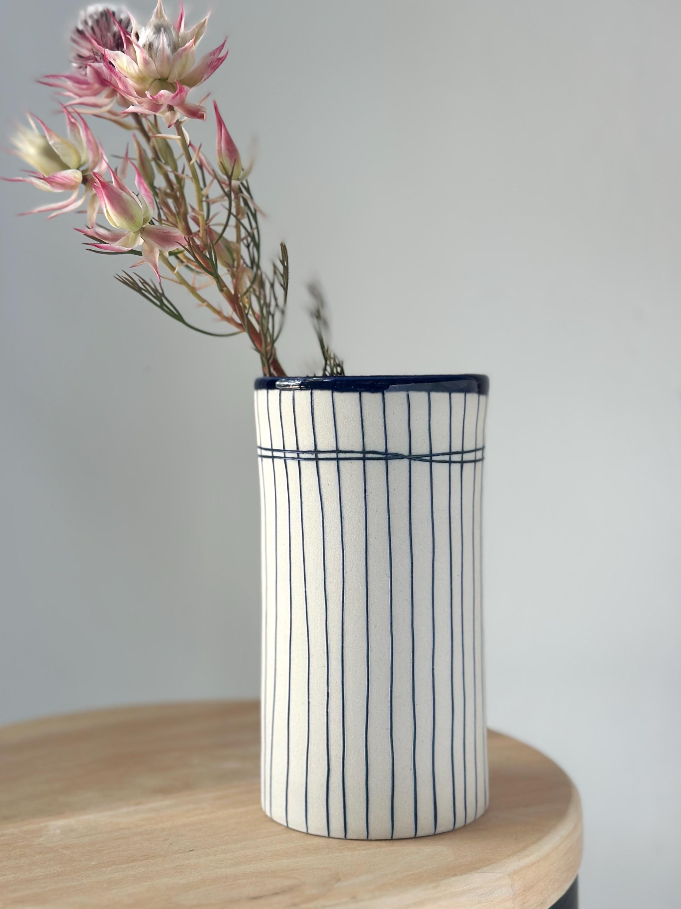 手作り陶器の花瓶：インディゴブルーの線画陶器 - Etsy 日本