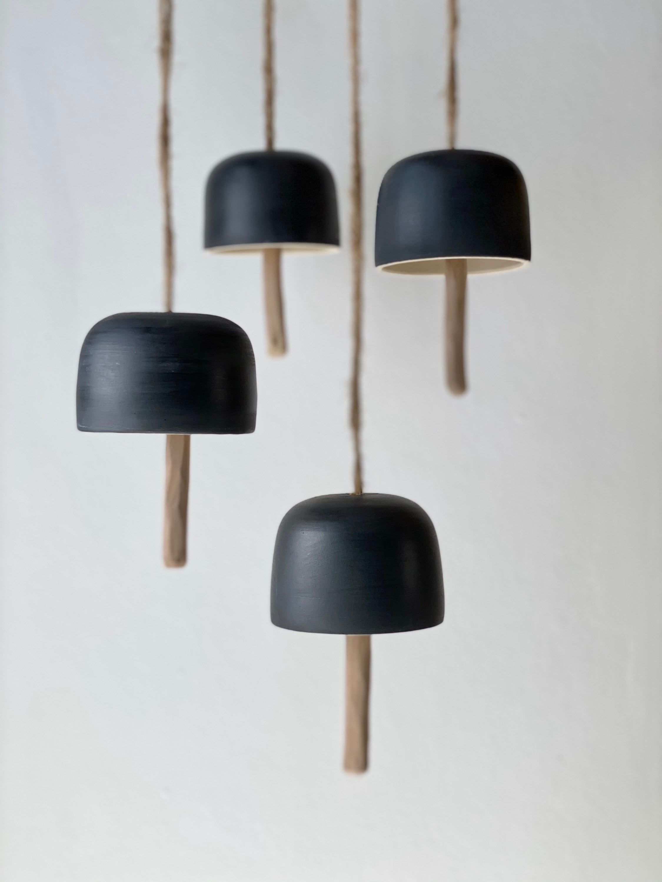 Cloche Noire en Céramique Faite à La Main avec Clapper Bois Sculpté, Cloche d'argile Suspendue, de J