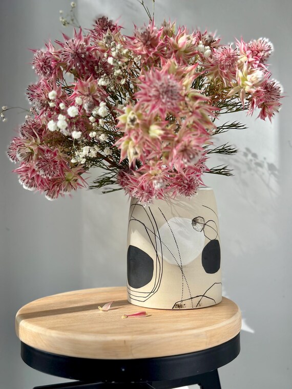 手作りの白黒陶器の花瓶：幾何学模様の陶器のセンターピース - Etsy 日本 幾何学デザイン 陶器花瓶