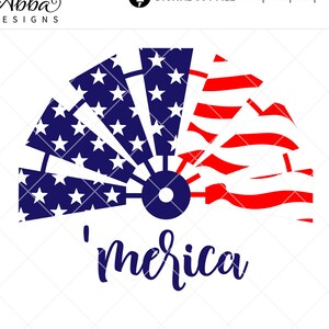Puede incluir: Un diseño de bandera estadounidense roja, blanca y azul en forma de molino de viento con la palabra 'merica' escrita debajo.