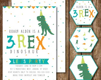 Puede incluir: Un juego de invitaciones de fiesta de cumpleaños con temática de dinosaurios. La invitación presenta una ilustración de dinosaurio verde, el texto "Alden es un 3 Rex Dinosaurio" y detalles de la fiesta. Incluye pegatinas hexagonales a juego.