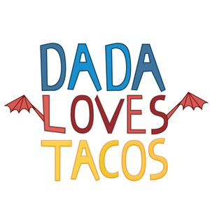 Puede incluir: Un dise&ntilde;o gr&aacute;fico colorido con el texto "Dada Loves Tacos" en una fuente divertida. La palabra "Dada" es azul, "Loves" es roja y "Tacos" es amarilla. Dos sombrillas rojas con contornos negros est&aacute;n a cada lado de la palabra "Loves".