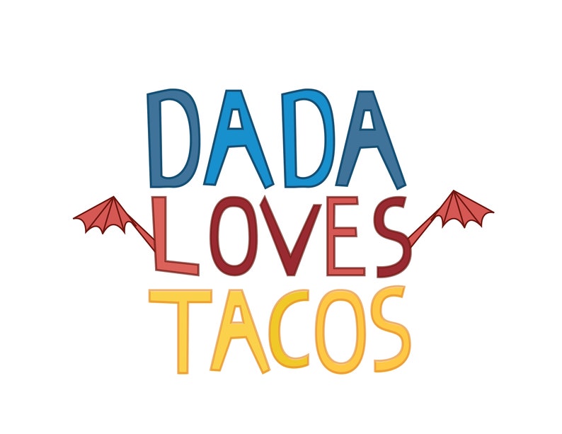 Puede incluir: Un dise&ntilde;o gr&aacute;fico colorido con el texto "Dada Loves Tacos" en una fuente divertida. La palabra "Dada" es azul, "Loves" es roja y "Tacos" es amarilla. Dos sombrillas rojas con contornos negros est&aacute;n a cada lado de la palabra "Loves".
