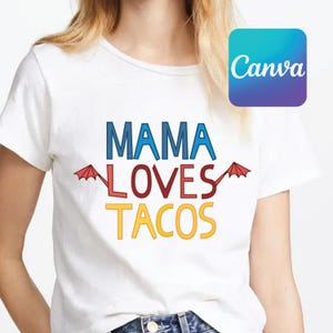 Puede incluir: Camiseta blanca con el texto "MAMA LOVES TACOS" en letras de colores con acentos rojos, azules y amarillos. El texto est&aacute; rodeado por dos sombrillas rojas y blancas.