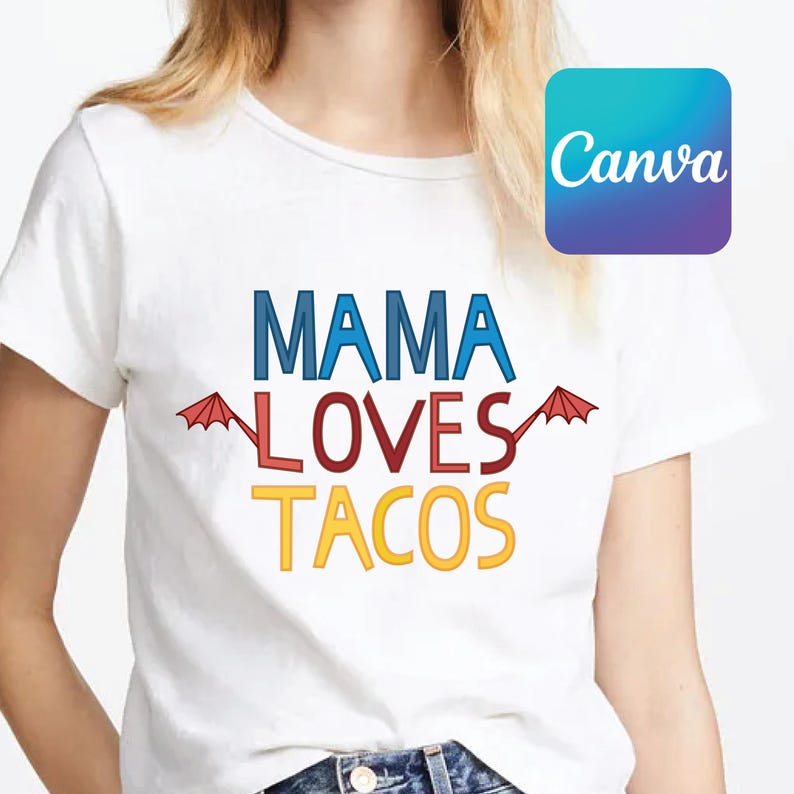 Puede incluir: Camiseta blanca con el texto "MAMA LOVES TACOS" en letras de colores con acentos rojos, azules y amarillos. El texto est&aacute; rodeado por dos sombrillas rojas y blancas.