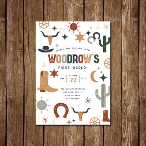 Pode incluir: Um convite branco com um tema ocidental colorido. O convite diz "Howdy partner, come join us for Woodrow's First Rodeo!" com a data de 22 de outubro de 2022. O convite &eacute; decorado com estrelas, cactos, ferraduras, chap&eacute;us de cowboy e botas.